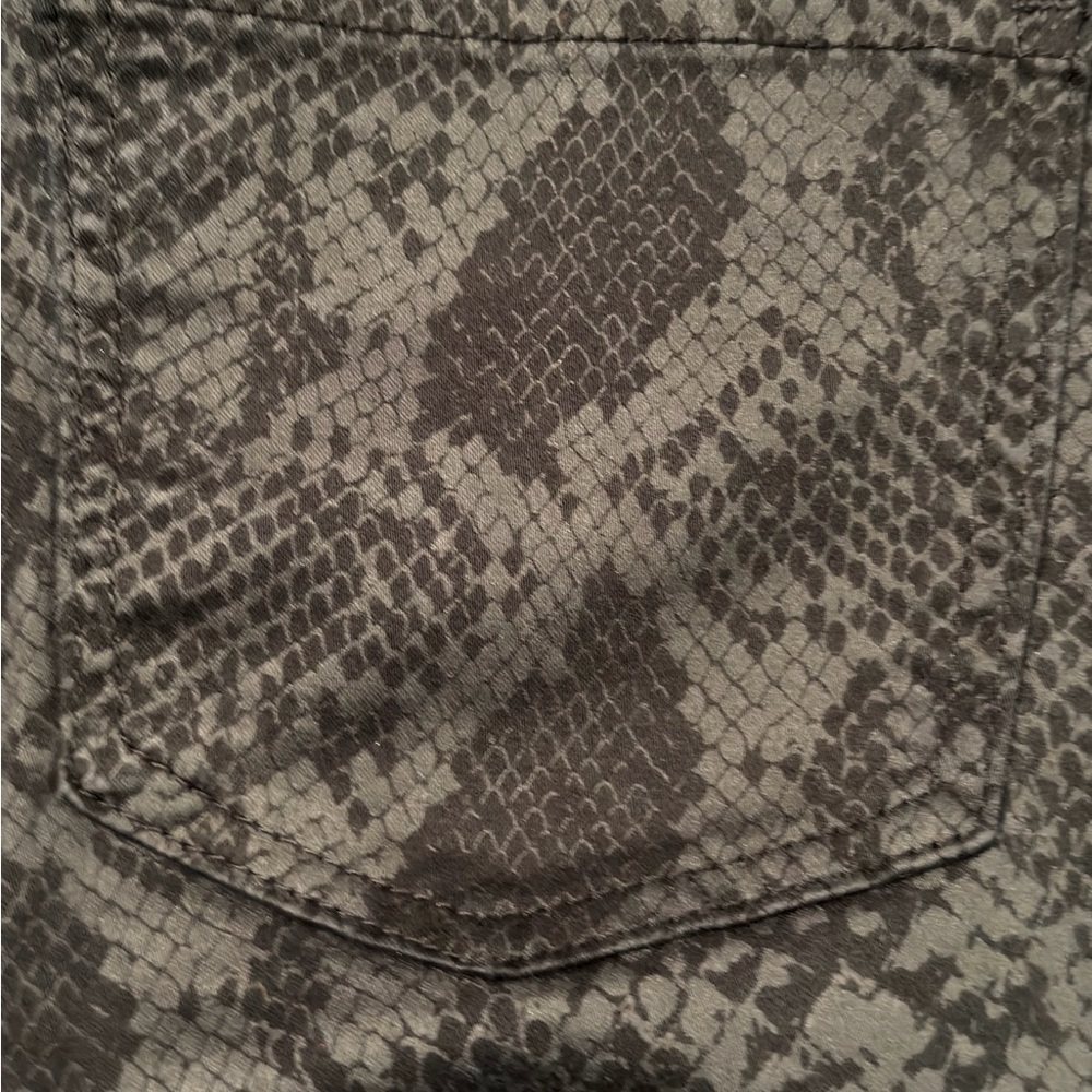Kut from the Kloth, Jennifer Ultra Skinny Black Snakeskin Pattern Jeans, Size 6 - Picture 7 of 11